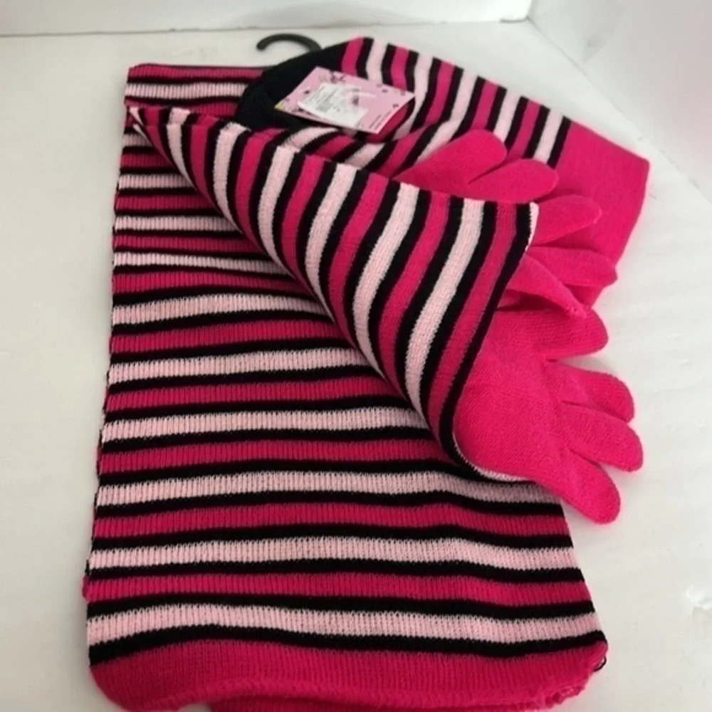 KIDS APPAREL CLUB, HAT AND GLOVES AND SCARF SET